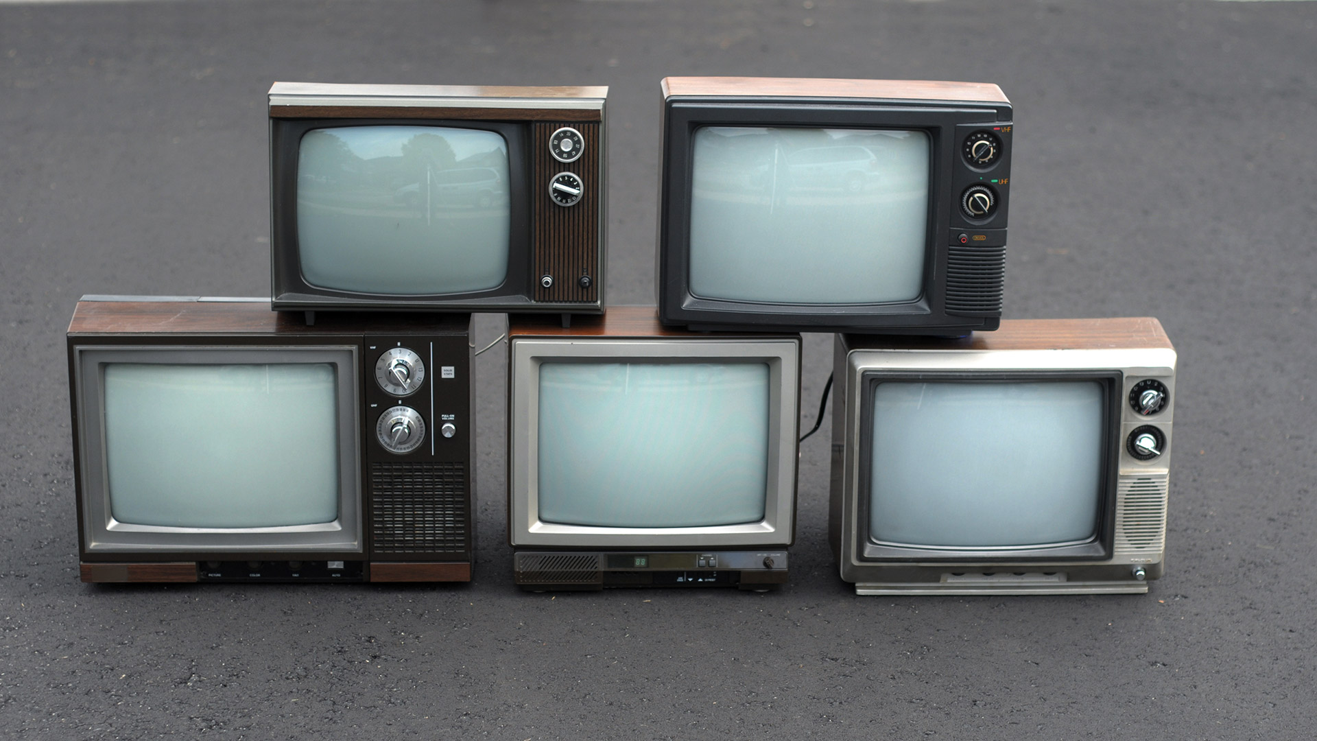 Кинопоиск на старом телевизоре. Старый телевизор. Много телевизоров. Много старых телевизоров. Телевизор комплект.