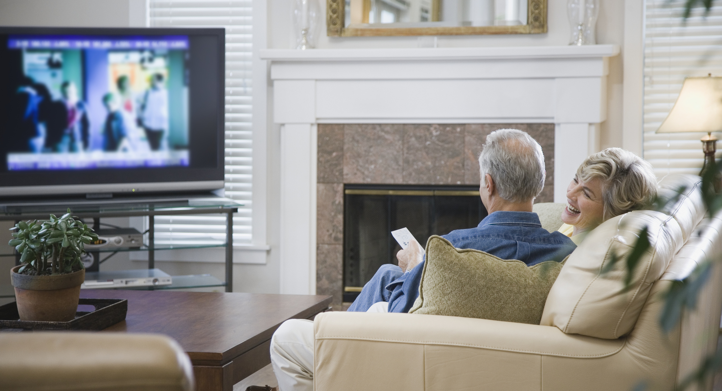 Отключи просмотр телевизора. Пожилой у телевизора. Старики у телевизора. Пожилые люди перед телевизором. Пожилой человек у телевизора.