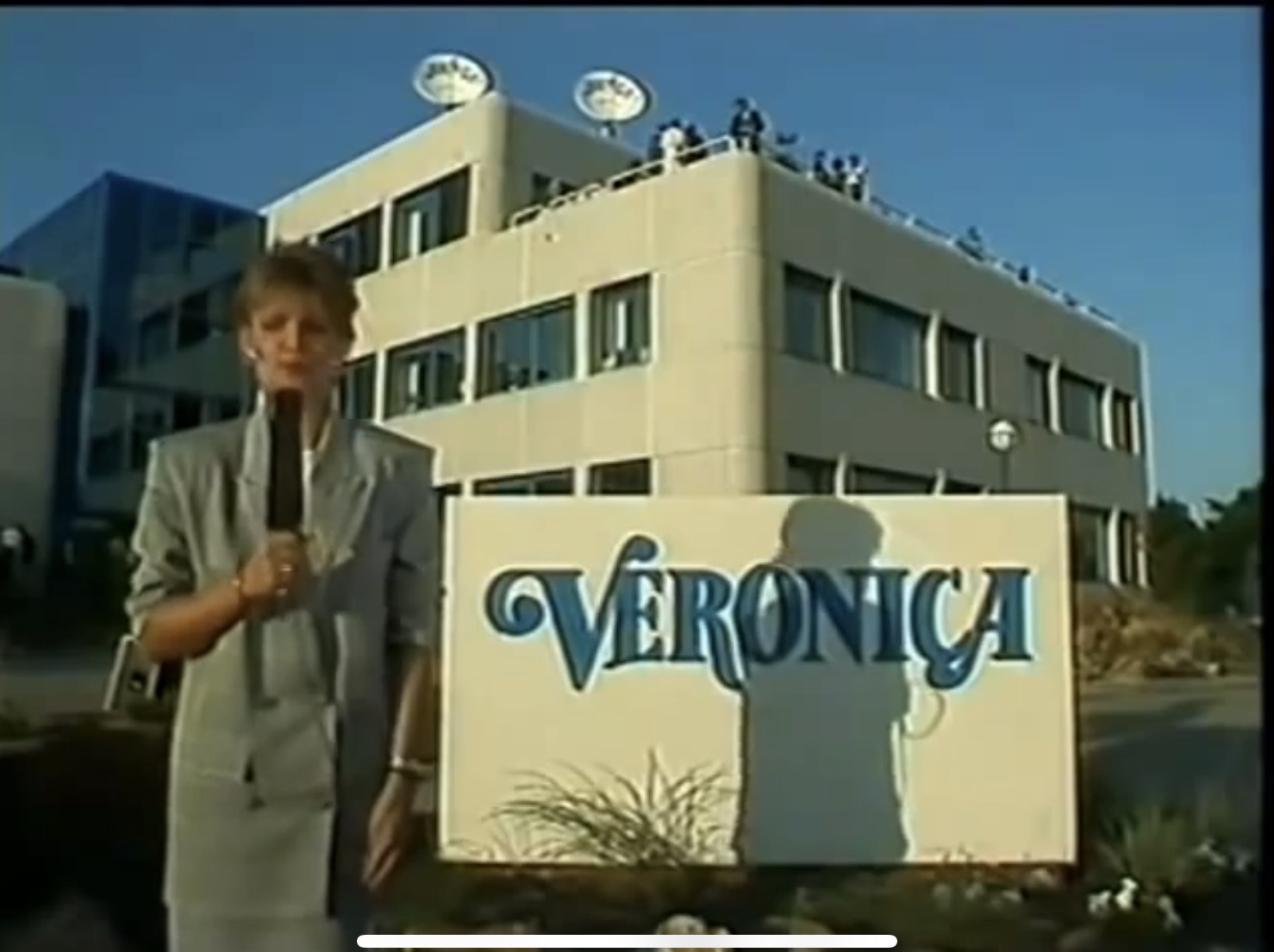 Veronica pand bij de opening in 1987 (met Caroine Tensen)