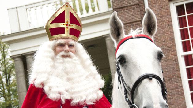 Voor het eerst dit jaar zijn er alleen maar roetveegpieten te zien in het programma. Al sinds 2014 is de NTR bezig het aantal volledig zwart geschminkte pieten af te bouwen. 
