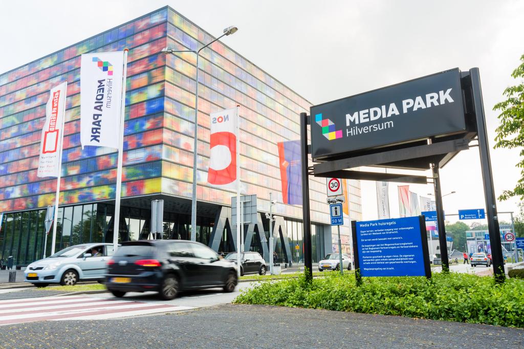 Tussen de 30 en 35 fans van Michael Jackson demonstreren vrijdag op het Media Park in Hilversum tegen vertoning van de documentaire 'Leaving Neverland'.