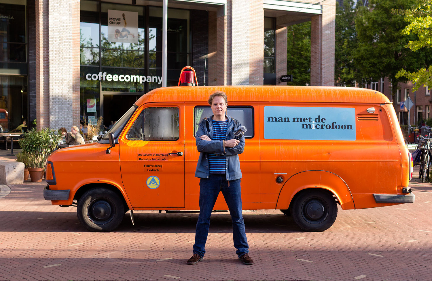 Chris Bajema (Man met de microfoon): 'Inmiddels luisteren zo'n 30.000