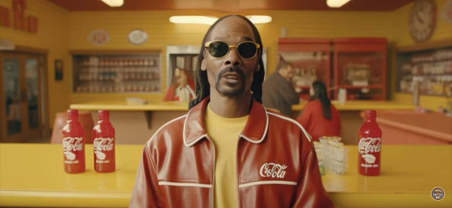 Rapper Snoop Dog is een AI gegenereerde Coca Cola commercial ...