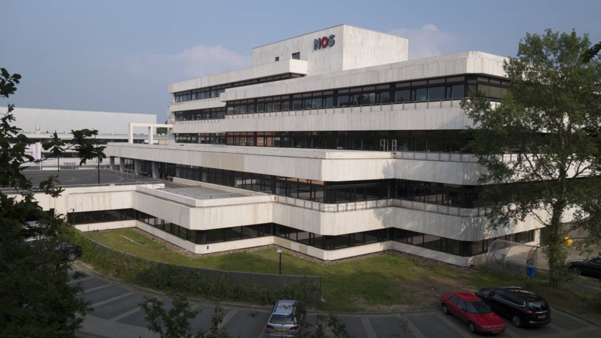 Vier aanhoudingen na bekladding NOS-gebouw Hilversum